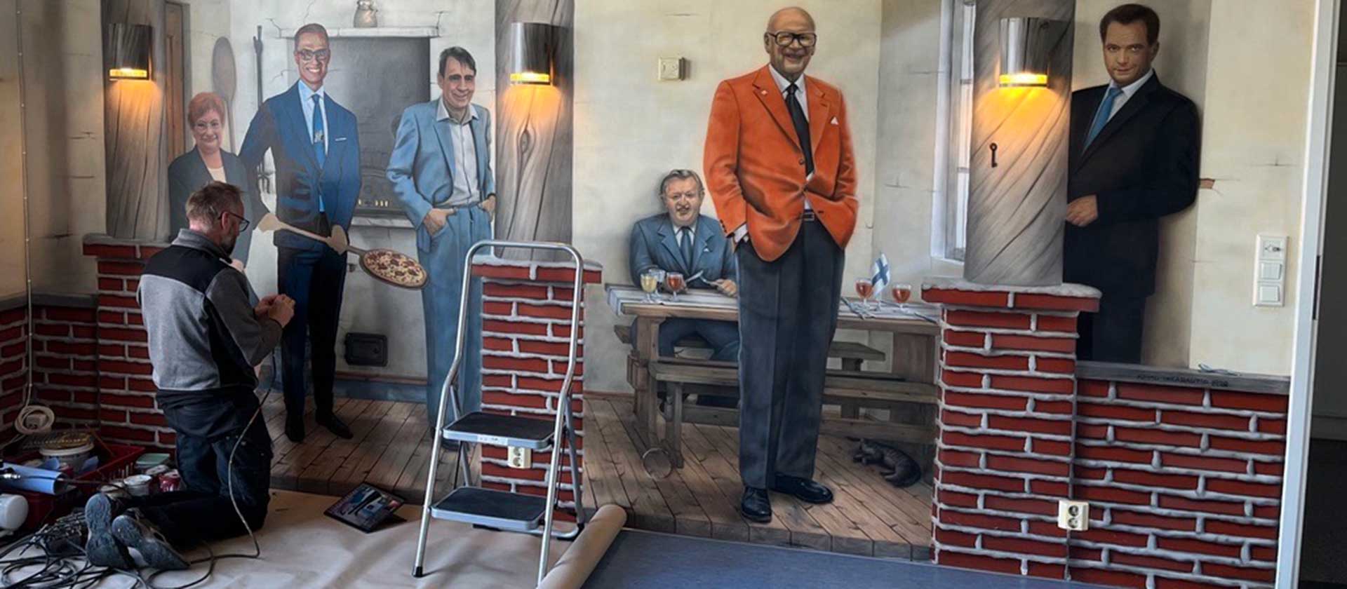 Apetitin Pudasjärven Pakastepizzatehtaan presidenttiseinä päivitettiin – Presidenteille pizzaa 26 vuoden odotuksen jälkeen